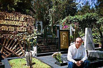 Foto del cronista en la tumba de Javier Solís